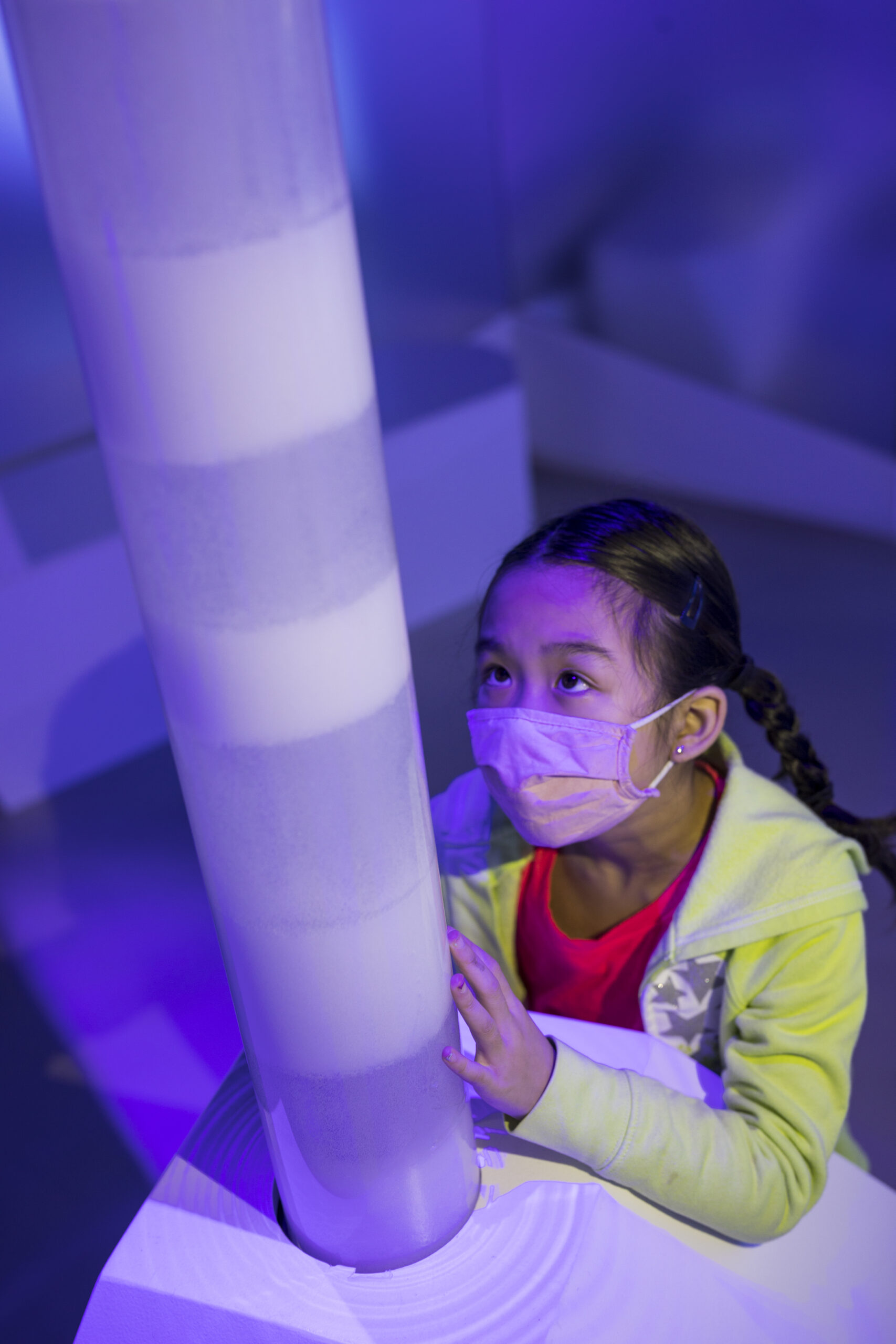 A child inspects a model of an ice core. (Credit: courtesy of © Nicolaus Czarnecki/Museum of Science)